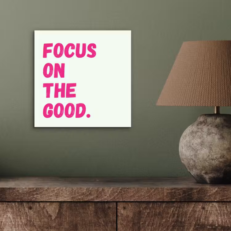 Focus on the good - Beige - Roze aluminium wit klein -sfeer2