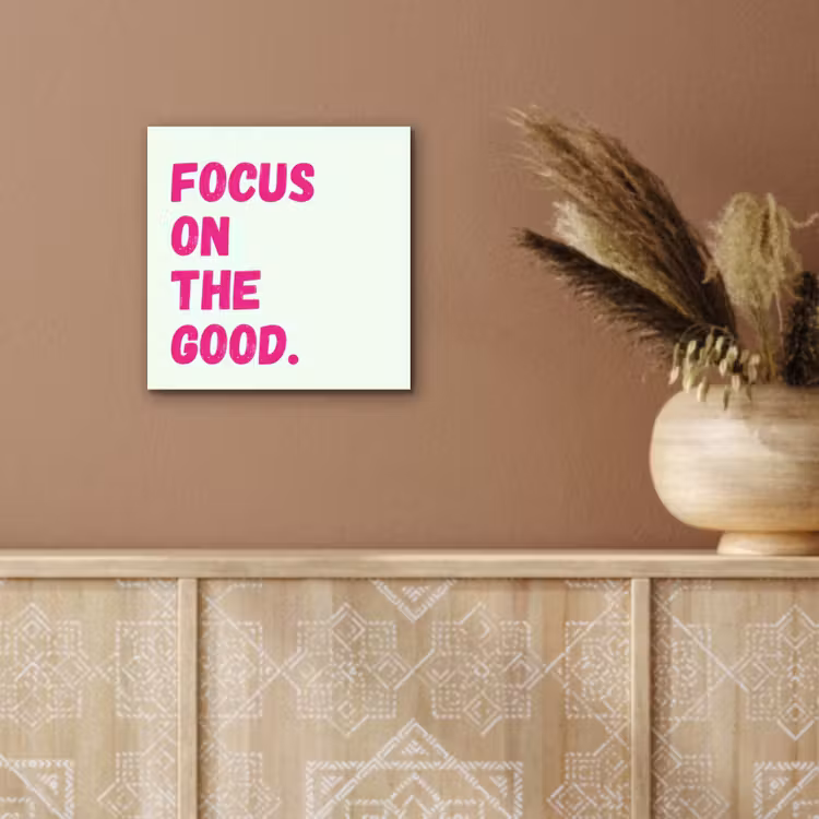 Focus on the good - Beige - Roze aluminium wit klein -sfeer4