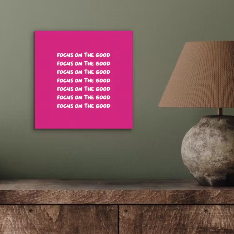 Focus on the good - Roze - wit aluminium wit klein -sfeer2