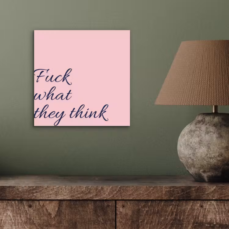 Fuck what they think - Roze - Minimalistisch aluminium wit klein -sfeer2