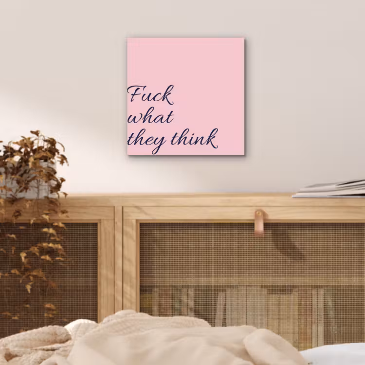 Fuck what they think - Roze - Minimalistisch aluminium wit klein -sfeer3