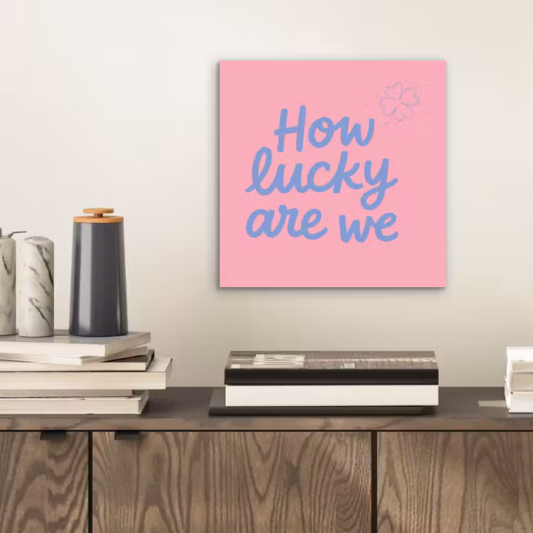 How lucky are we - Klavervier - Roze - Blauw aluminium wit klein -sfeer1