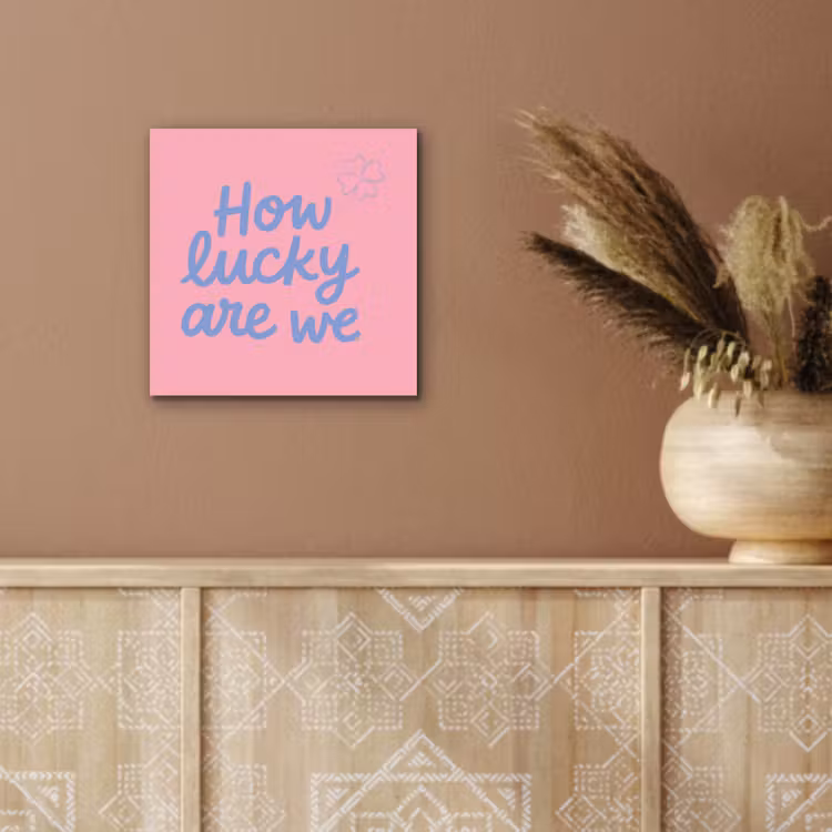 How lucky are we - Klavervier - Roze - Blauw aluminium wit klein -sfeer4