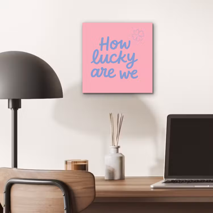 How lucky are we - Klavervier - Roze - Blauw aluminium wit klein -sfeer5