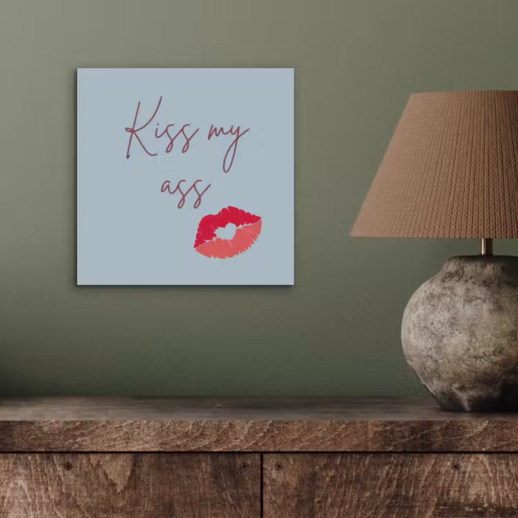 Kiss my ass - Lip - Blauw aluminium wit klein -sfeer2