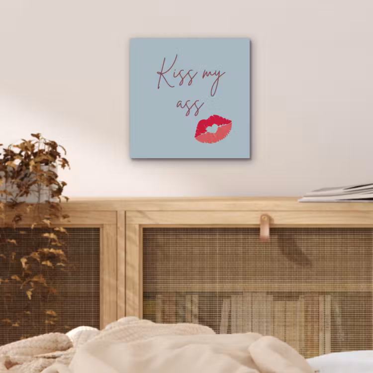 Kiss my ass - Lip - Blauw aluminium wit klein -sfeer3