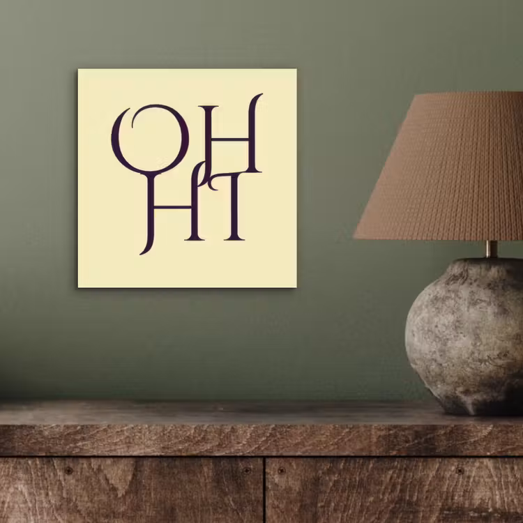 Oh hi - Geel - Monogram aluminium wit klein -sfeer2