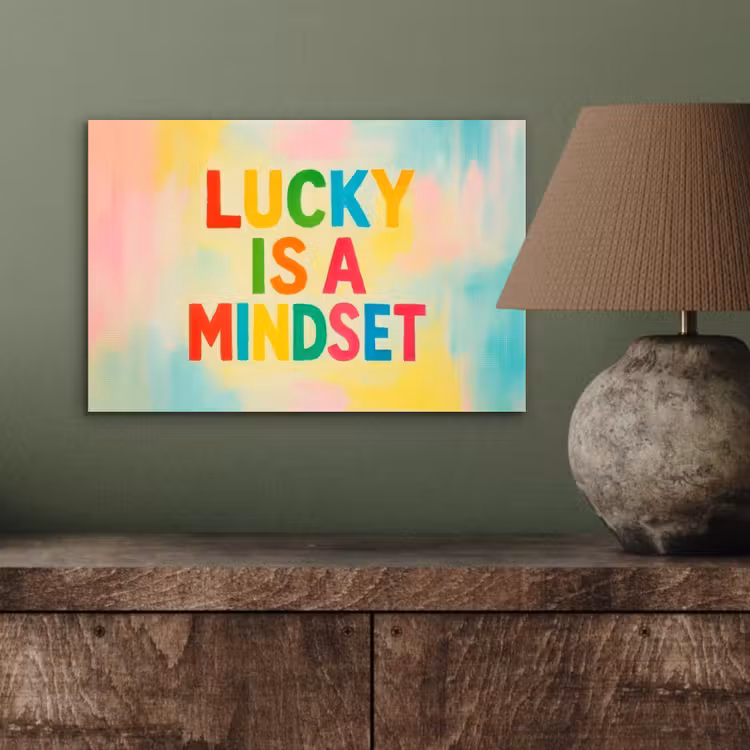 Quote - Lucky - Regenboogkleuren aluminium wit klein -sfeer2