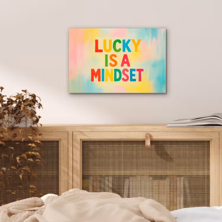 Quote - Lucky - Regenboogkleuren aluminium wit klein -sfeer3