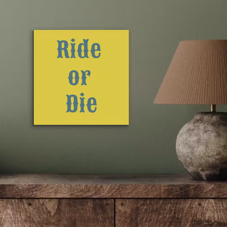 Ride or die - Geel - Blauw aluminium wit klein -sfeer2