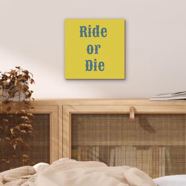 Ride or die - Geel - Blauw aluminium wit klein -sfeer3