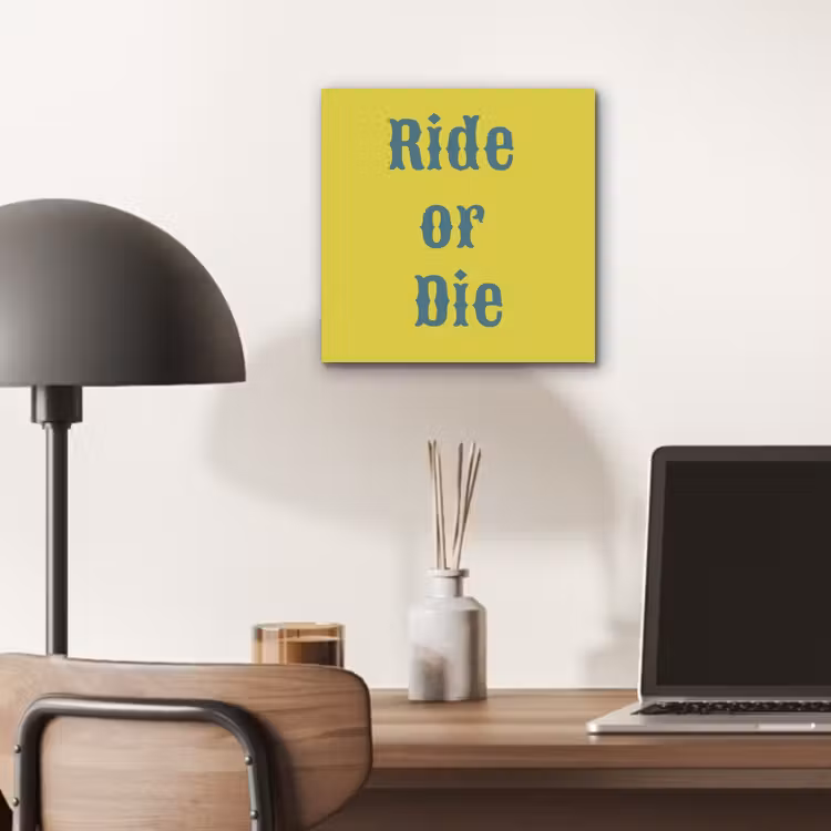 Ride or die - Geel - Blauw aluminium wit klein -sfeer5