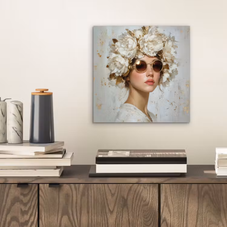 Schilderij - Vrouw - Zonnebril - Bloemenkrans aluminium wit klein -sfeer1