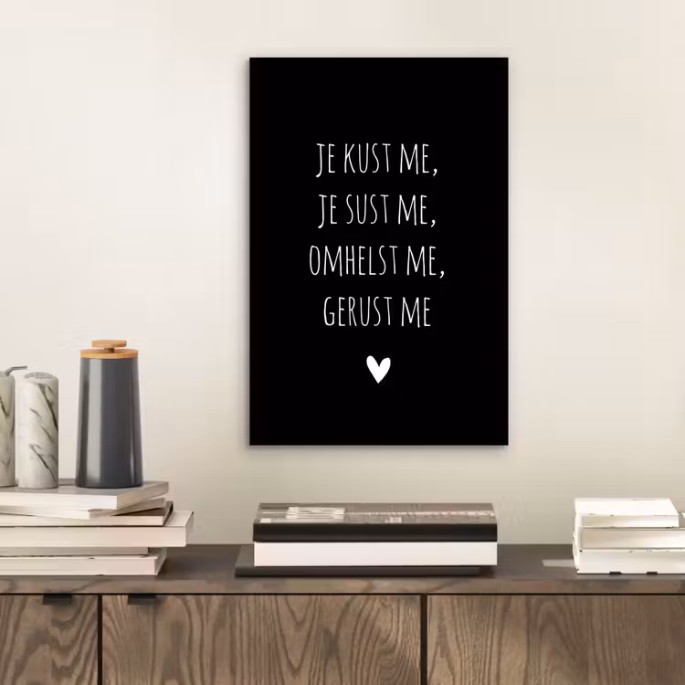 Spreuken - Je kust me je sust me - Quotes - Maaike Ouboter aluminium wit klein -sfeer1