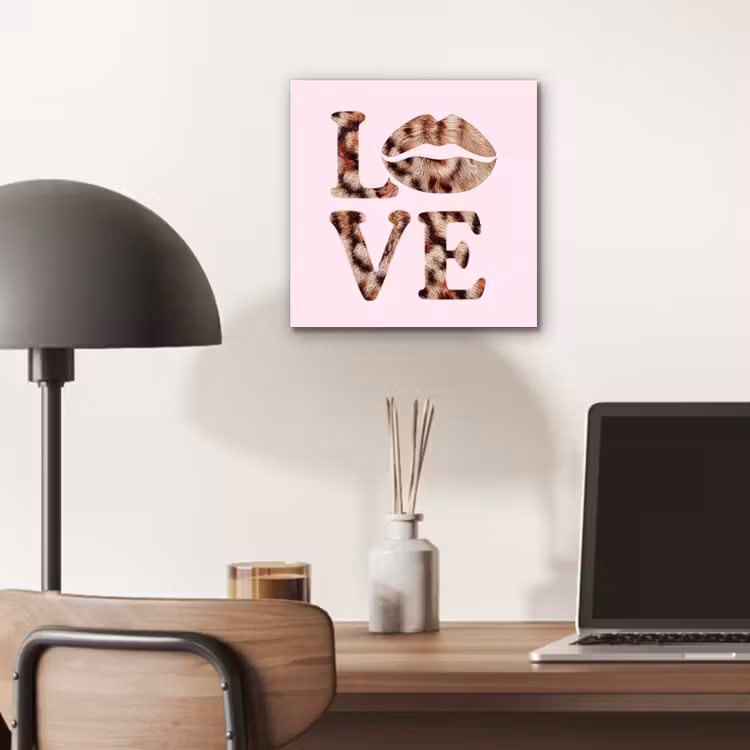 Tekst - Love - Pantervacht - Lichtroze aluminium wit klein -sfeer5