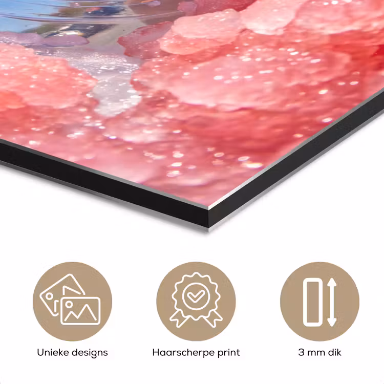 Vrouw - Drank - Zomer - Roze - Blauw aluminium wit klein -closeup_NL
