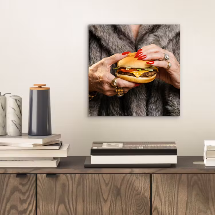 Vrouw - Hamburger - Bontjas aluminium wit klein -sfeer1