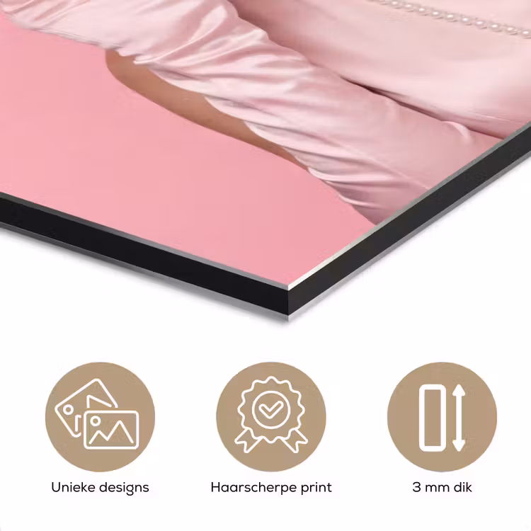 Vrouw - Roze - Parelketting - Krulspelden aluminium wit klein -closeup_NL