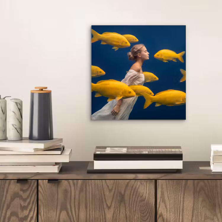 Vrouw - Vis - Water - Natuur - Geel aluminium wit klein -sfeer1