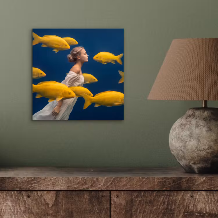 Vrouw - Vis - Water - Natuur - Geel aluminium wit klein -sfeer2