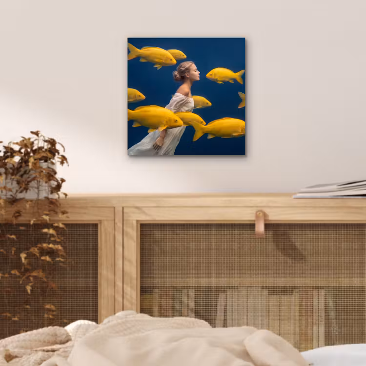 Vrouw - Vis - Water - Natuur - Geel aluminium wit klein -sfeer3