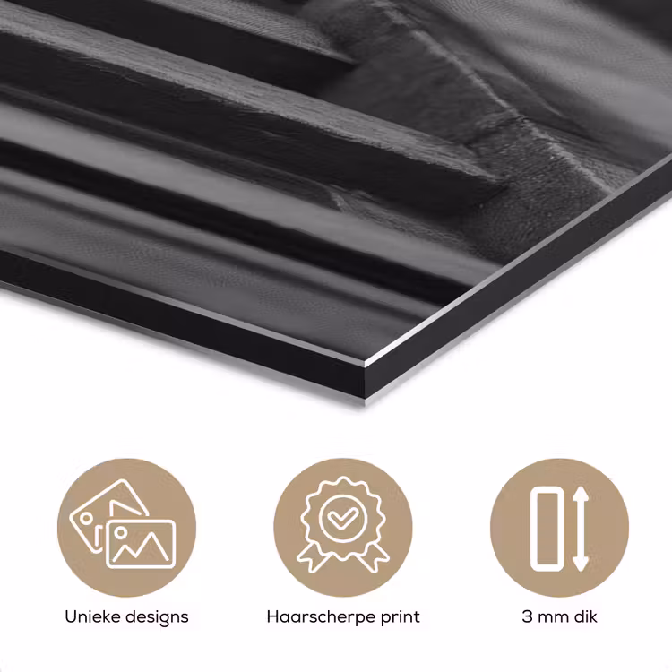 Wijnfles - Glas - Handen - Raam aluminium wit klein -closeup_NL