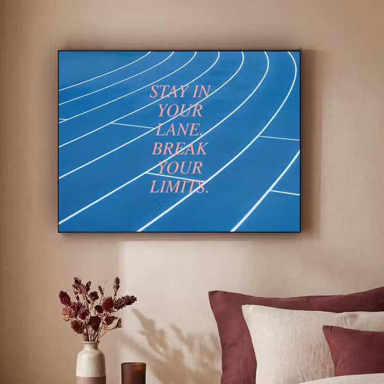 Atletiekbaan - Blauw - Tekst -Roze Textielframe - compleet frame klein -sfeer1