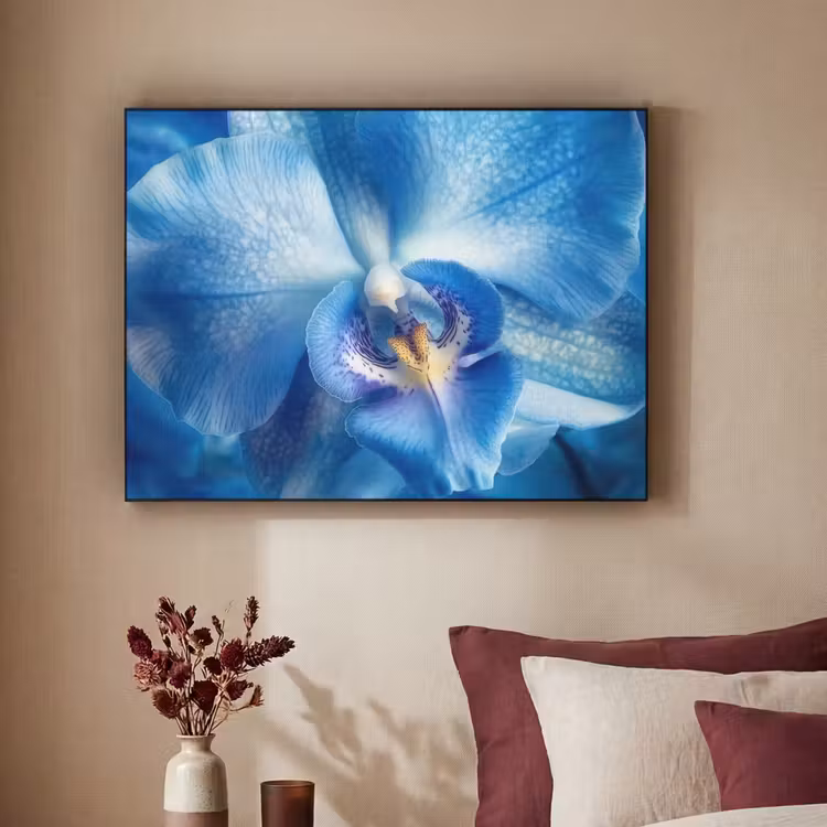 Blauw - Orchidee - Elegeant Textielframe zwart klein -sfeer1