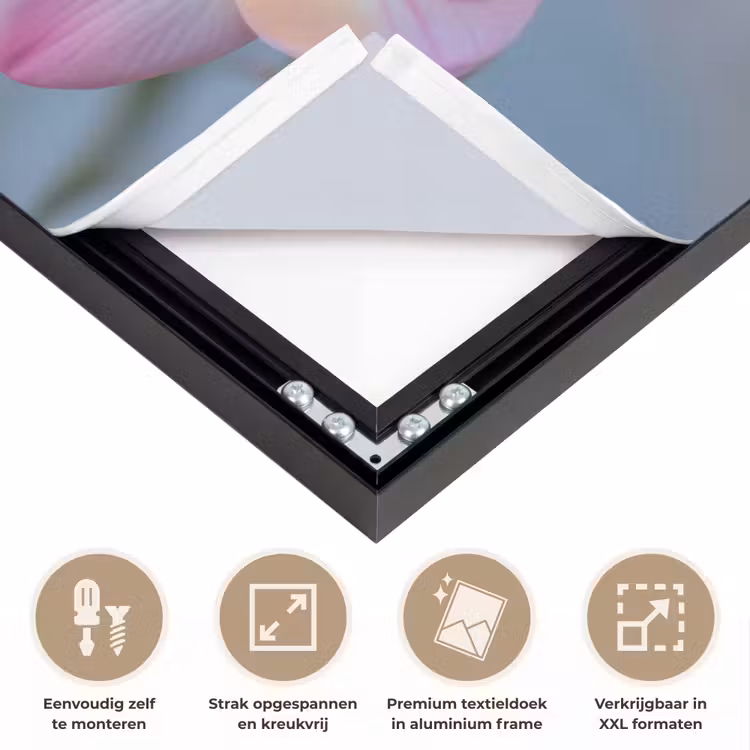 Bloemen - Paars - Overloop - Meeldraden Textielframe zwart klein -USP_feed_closeupNL