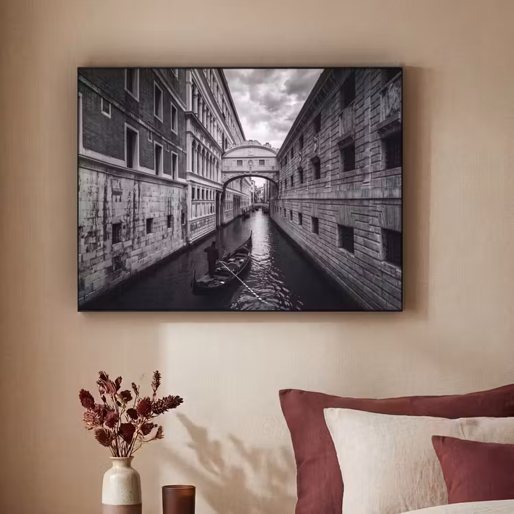 Boot - Waterweg - Stad - Zwart-wit - Architectuur Textielframe zwart klein -sfeer1