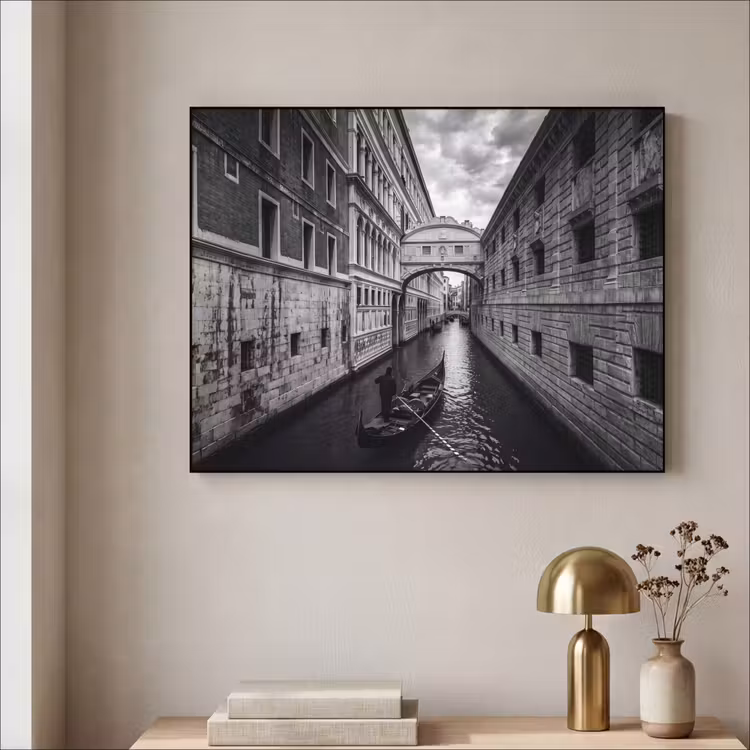 Boot - Waterweg - Stad - Zwart-wit - Architectuur Textielframe zwart klein -sfeer2