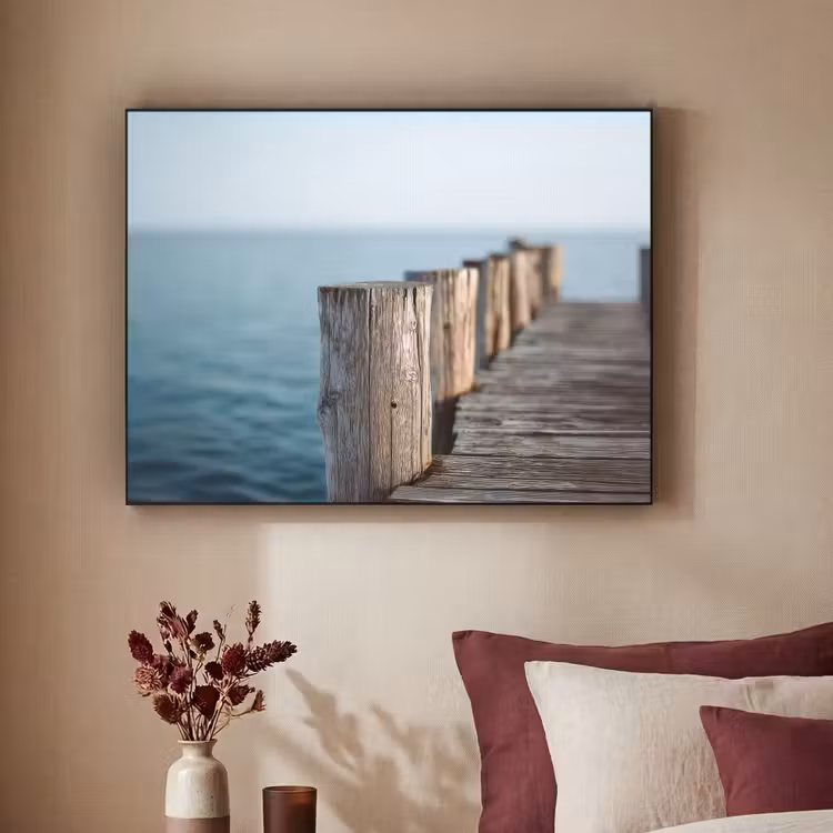 Houten steiger - Helderblauwe lucht Textielframe - compleet frame klein -sfeer1