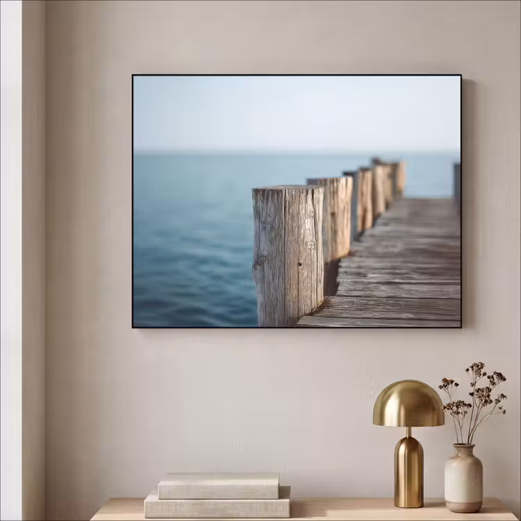 Houten steiger - Helderblauwe lucht Textielframe - compleet frame klein -sfeer2