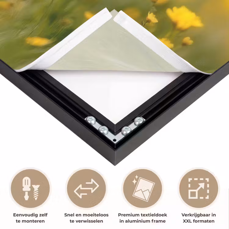Lammetje - Gras - Bloemen - Geel Textielframe zwart klein -USP_closeupNL