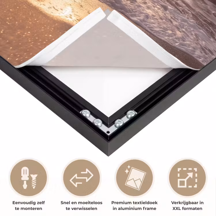 Mensen - Oceaan - Zonsondergang - Kust - Goud Textielframe zwart klein -USP_closeupNL