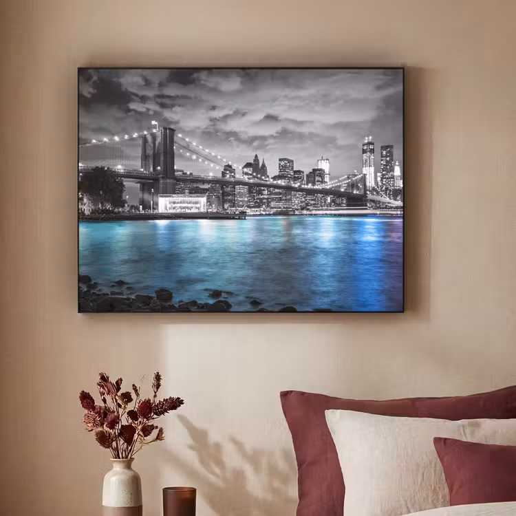 New York - Skyline - Stad - Blauw Textielframe zwart klein -sfeer1