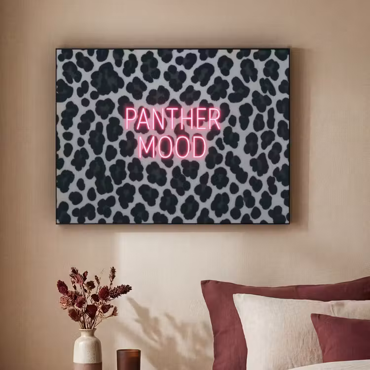 Panterprint - Zwart - Neonletters - Roze Textielframe - compleet frame klein -sfeer1