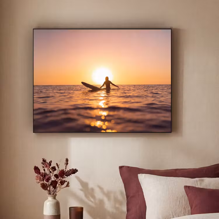Persoon - Surfen - Zonsondergang - Zee - Oranje Textielframe zwart klein -sfeer1