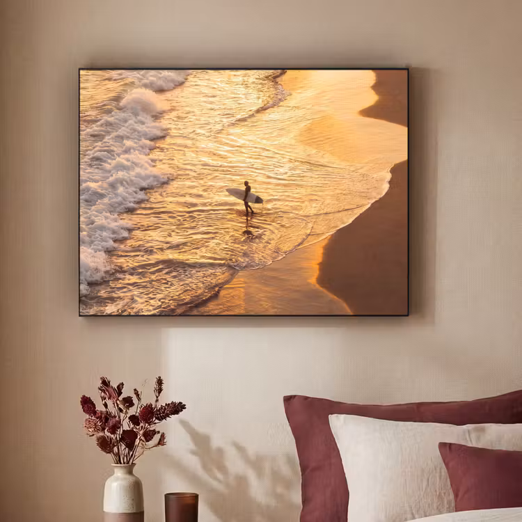 Surfer - Strand - Zonsondergang - Oceaan - Goud Textielframe zwart klein -sfeer1
