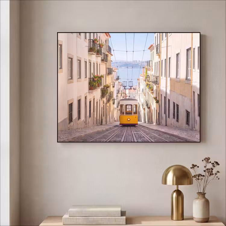 Tram - Straat - Stad - Architectuur - Geel Textielframe zwart klein -sfeer2