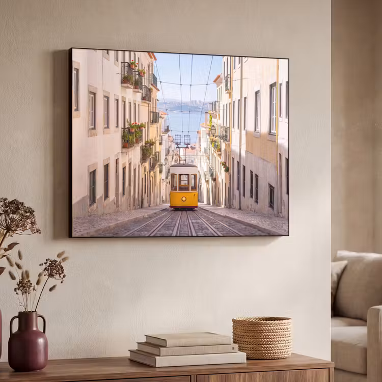 Tram - Straat - Stad - Architectuur - Geel Textielframe zwart klein -sfeer3
