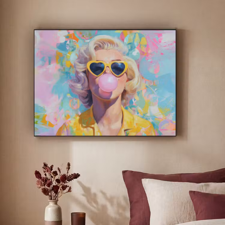 Vrouw - Blond - Roze kauwgom - Kleurrijk - Pastel Textielframe zwart klein -sfeer1