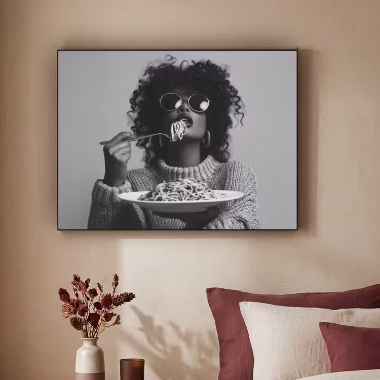 Vrouw - Pasta - Zwart - Wit Textielframe - compleet frame klein -sfeer1