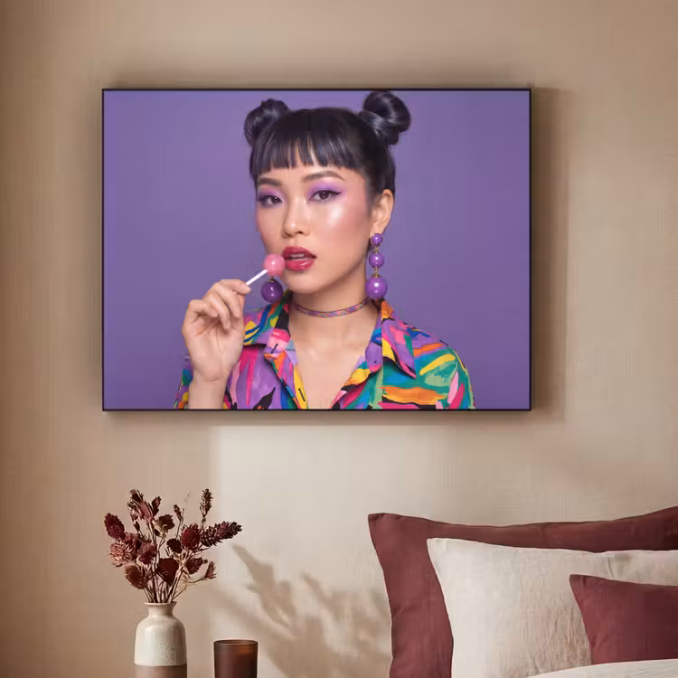 Vrouw - Portret - Make-up - Paars - Levendig Textielframe zwart klein -sfeer1