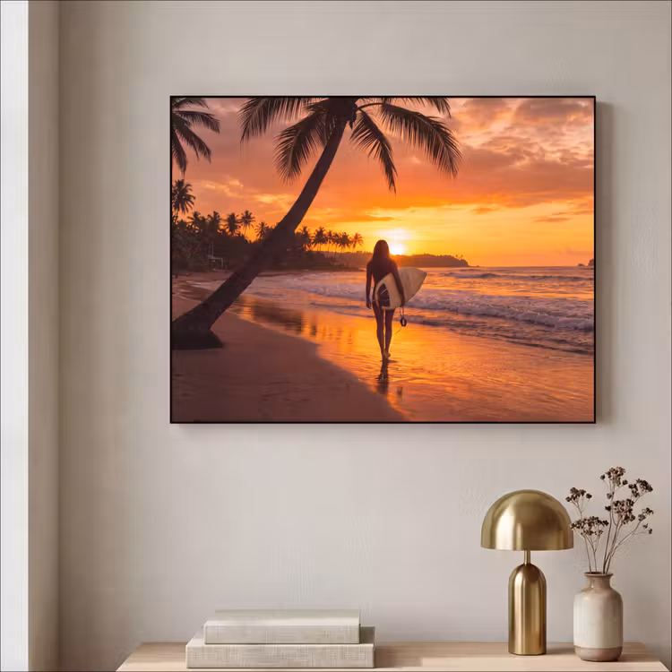 Vrouw - Surfplank - Strand - Zonsondergang - Oranje Textielframe zwart klein -sfeer2