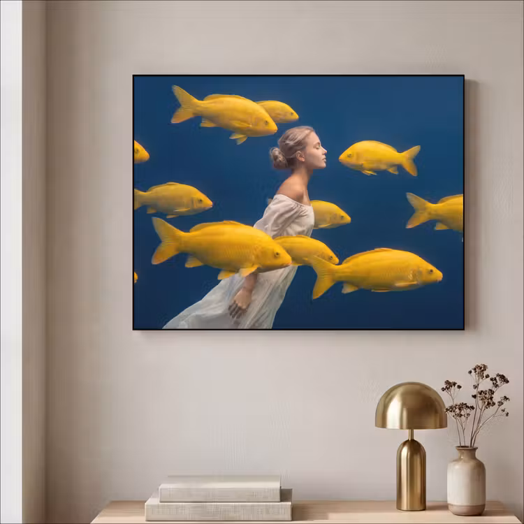 Vrouw - Vis - Water - Natuur - Geel Textielframe zwart klein -sfeer2