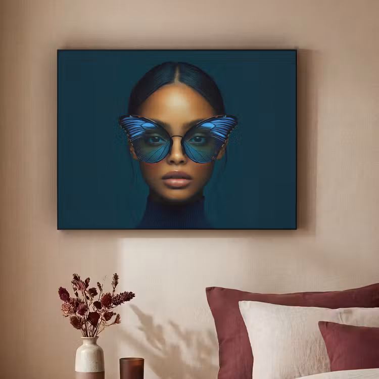 Vrouw - Vlinder - Bril - Blauw - Modern - Portret Textielframe zwart klein -sfeer1