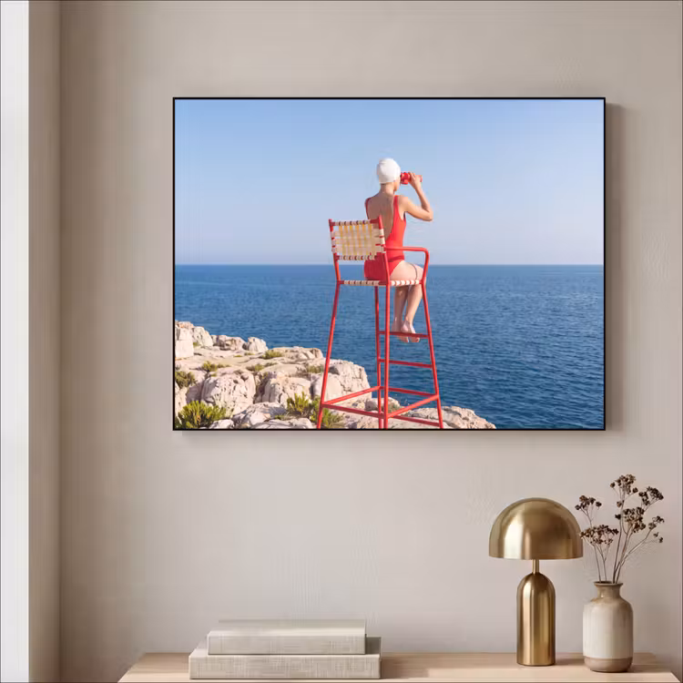 Vrouw - Zee - Kust - Verrekijker - Rood Textielframe zwart klein -sfeer2