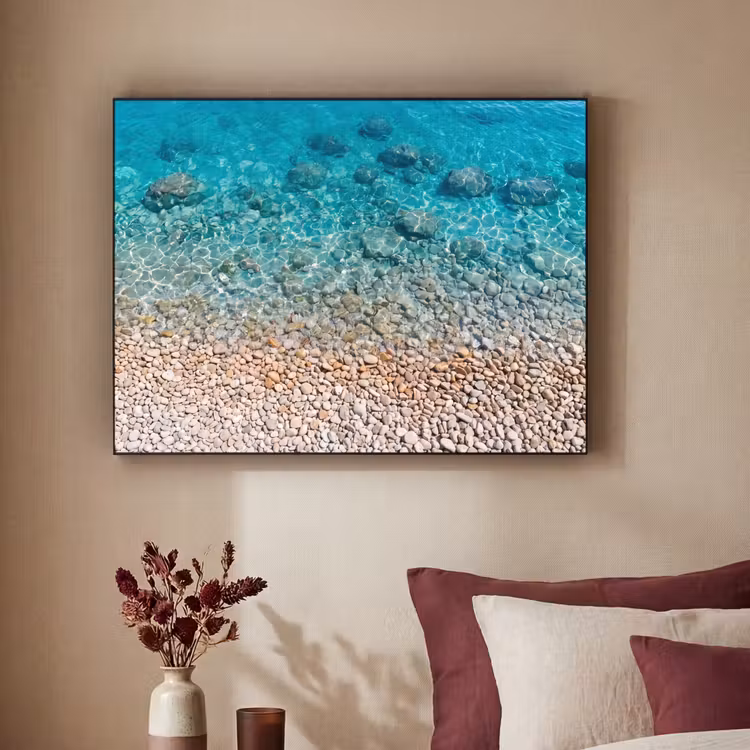 Water - Kiezels - Natuur - Levendig - Turkoois Textielframe zwart klein -sfeer1