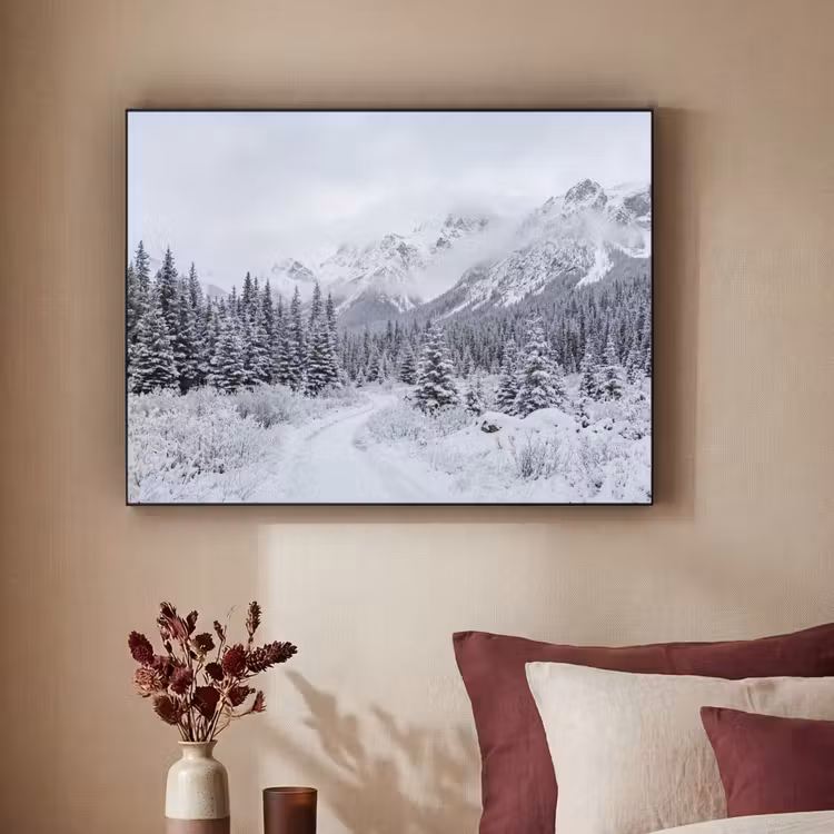 Weg - Bergen - Sneeuw - Naaldbos - Avontuurlijk Textielframe zwart klein -sfeer1